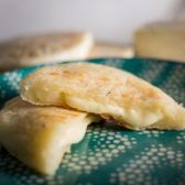 arepas-rellenas-de-queso-pizzayuca-rellena-de-queso