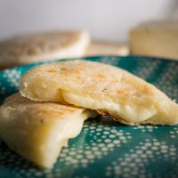 arepas-de-yuca-rellena-de-queso